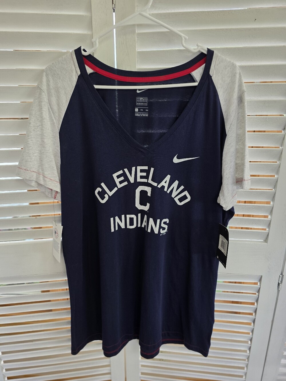 Cleveland Indians Nike Women's V-Neck T-Shirt Size XXL